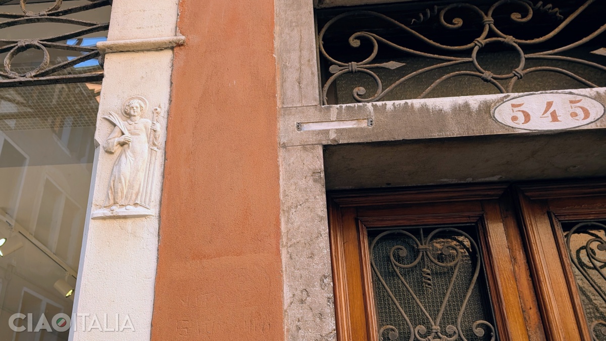 On the columns of the houses in Campo Rialto Novo, symbols of the arts are carved.
