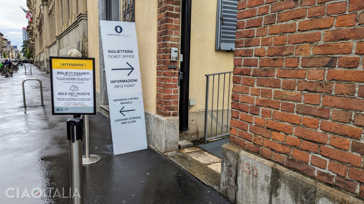 The ticket office, where you will need to present your reservation, is located to the left of the museum.