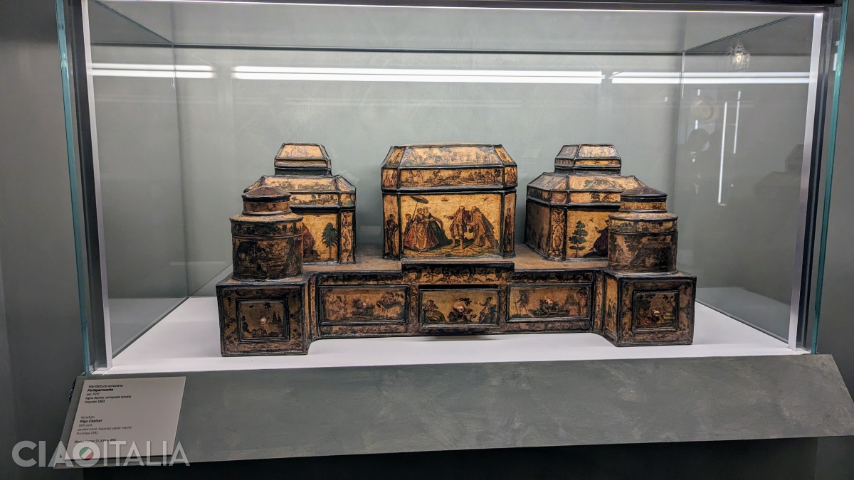 Painted wooden wig stand (18th century)