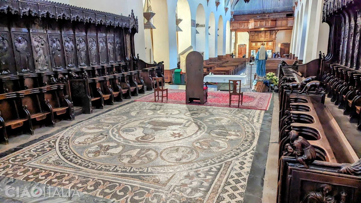 The mosaics and the wooden choir