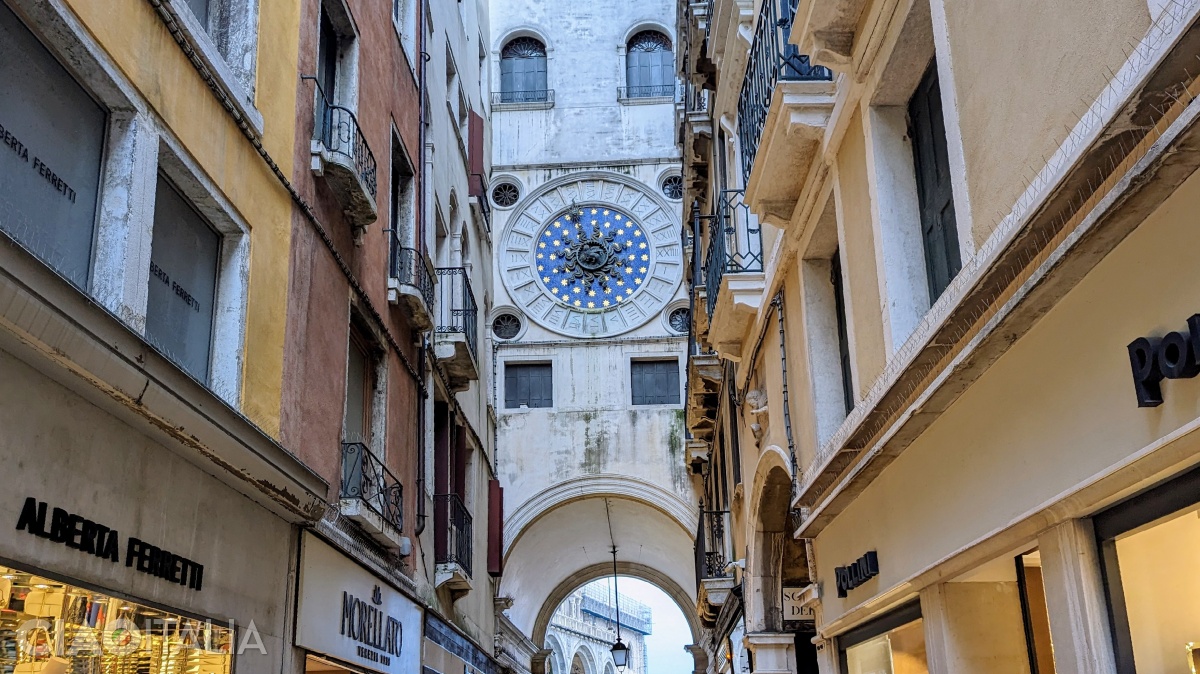 The clock on the fa&ccedil;ade facing Mercerie Street