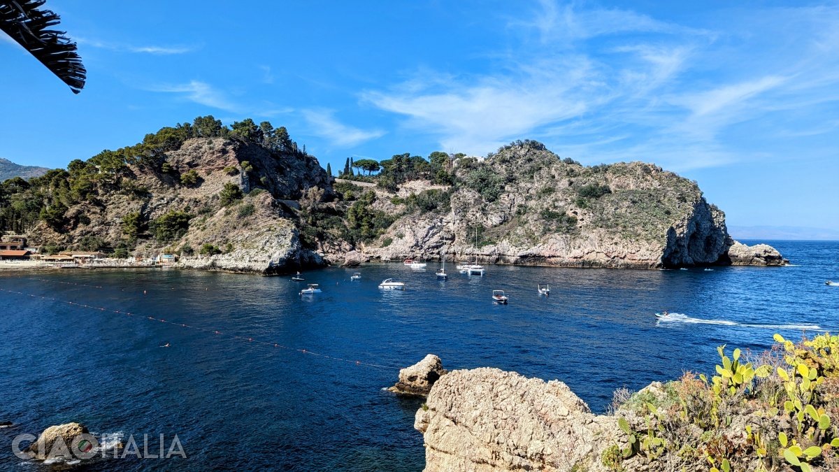 The surrounding waters are crossed by a multitude of boats.