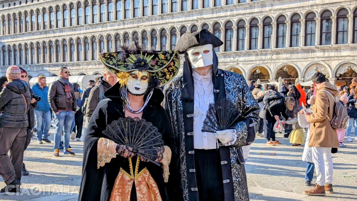 Ba&ugrave;ta mask (right)