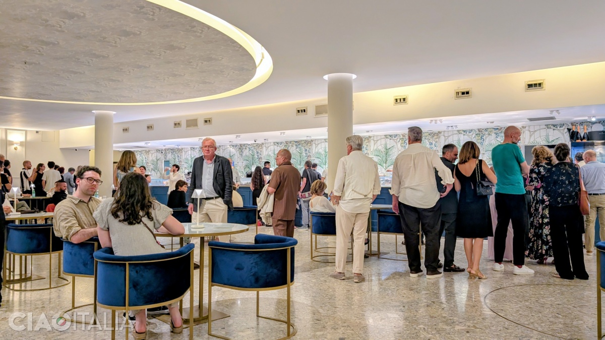 During intermissions, the audience gathers in the café or in the foyer.