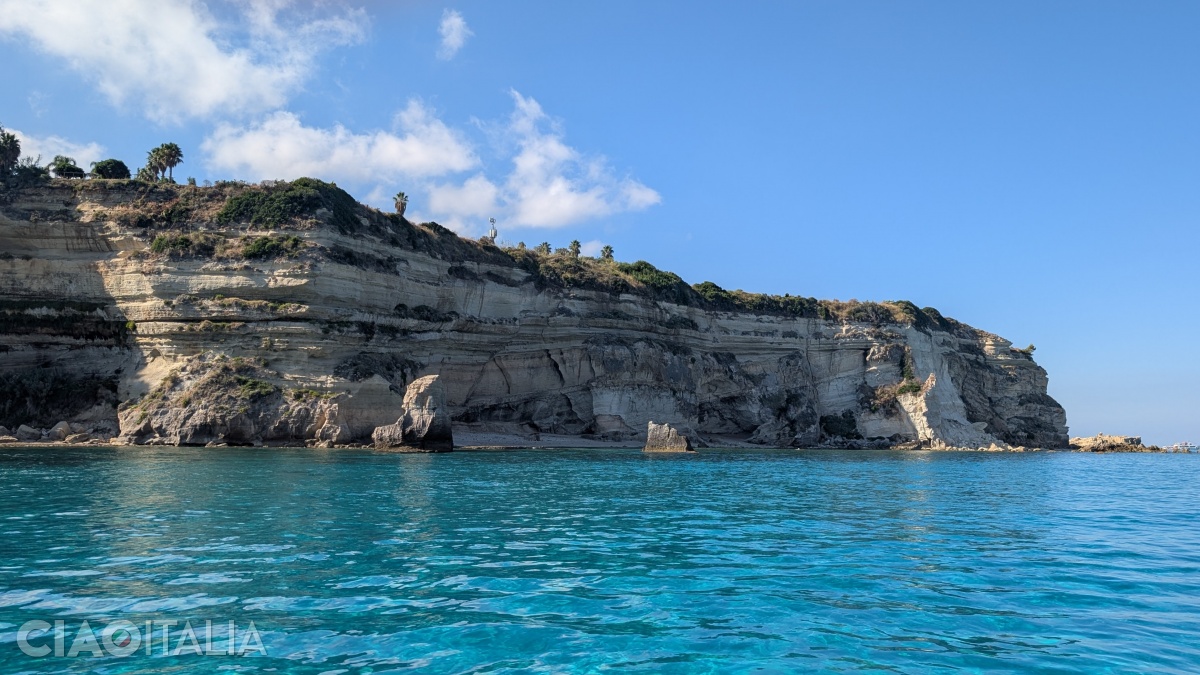 The rock beyond the beach is called "Scoglio del Sapone".