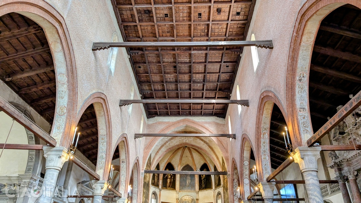 The coffered wooden ceiling dates from 1930.