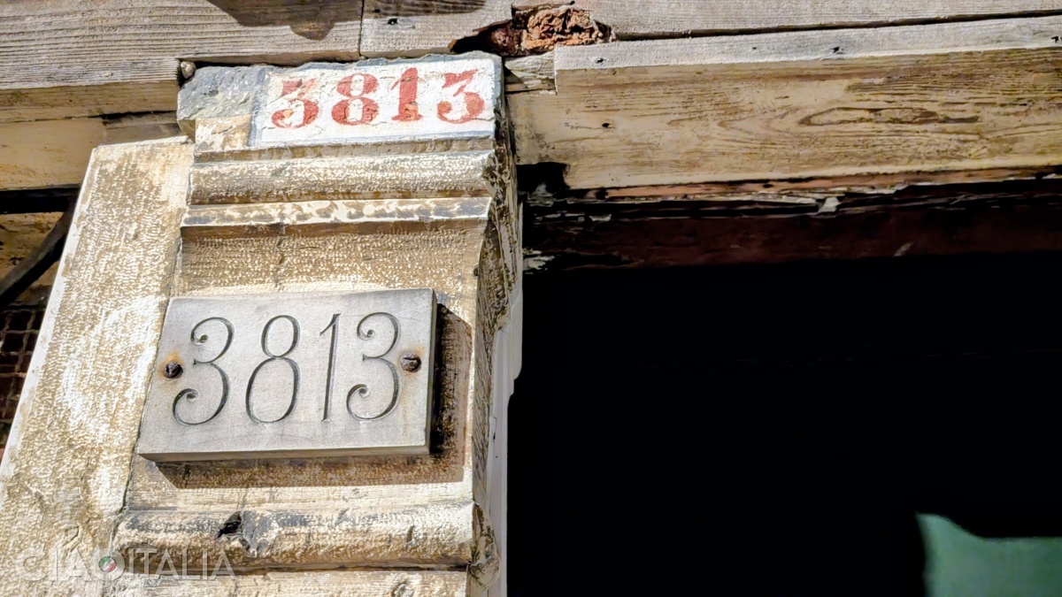 Addresses in Venice consist of the district name and a number of up to four digits.