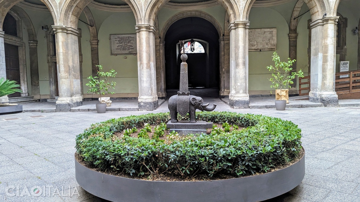 A smaller elephant decorates the inner courtyard of the City Hall.