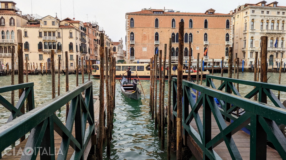 "Traghetto" gondolas are operated by two gondoliers and cross the Grand Canal.