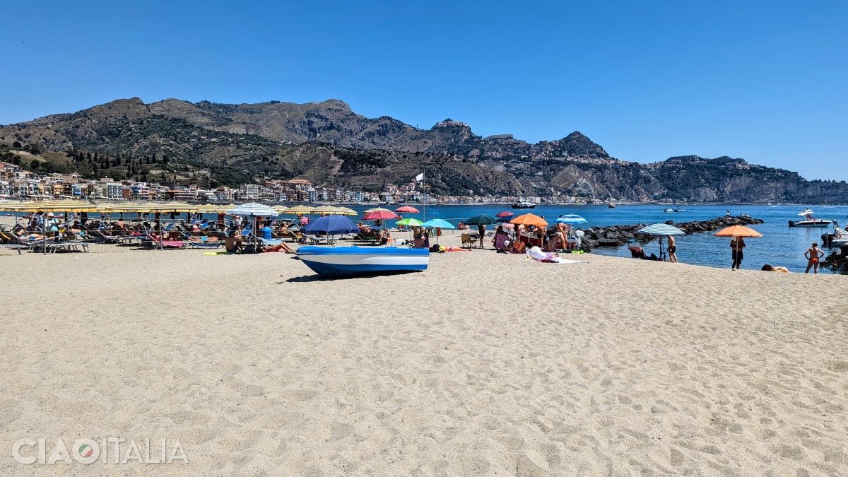Schis&ograve; Beach in Giardini Naxos