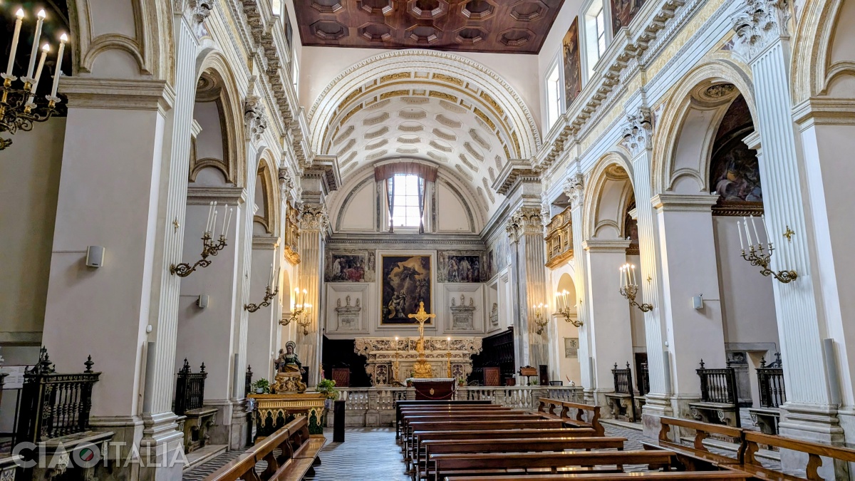 The interior of the church of Sant'Anna dei Lombardi is in the Baroque style.