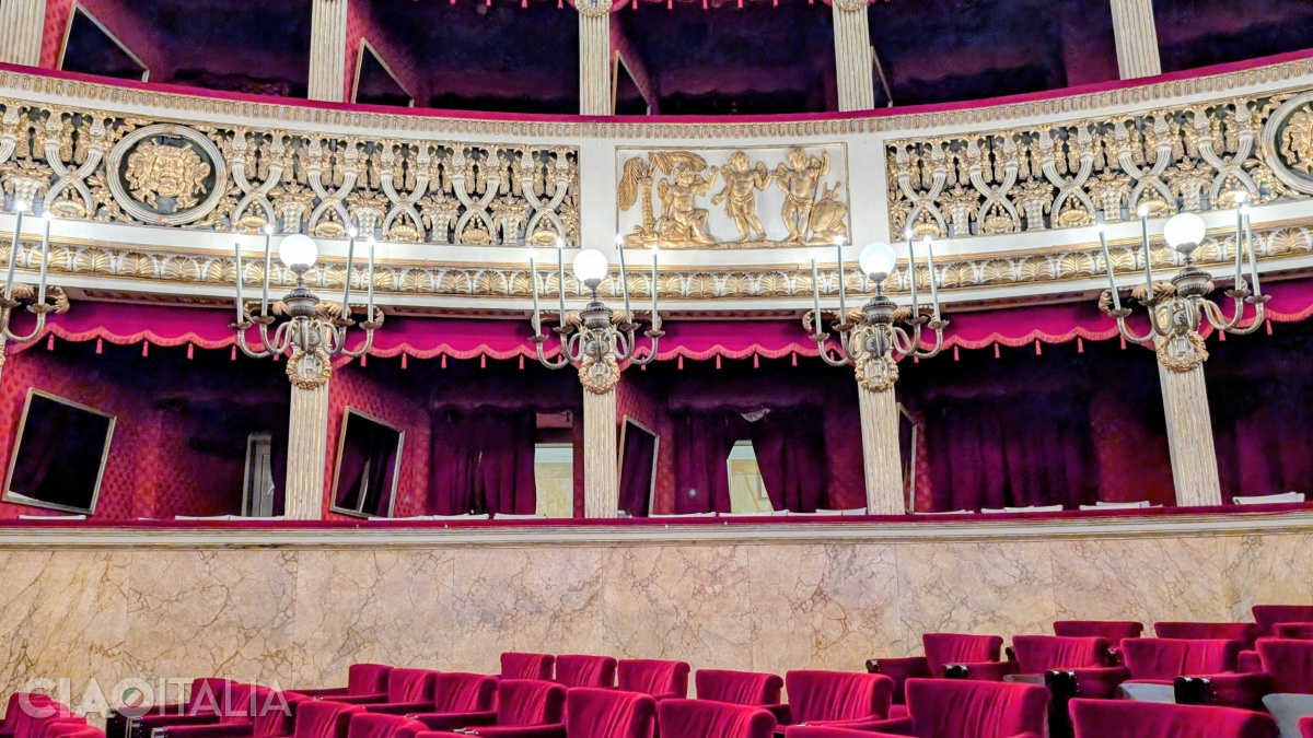 The lower part of the first tier of boxes imitates marble.