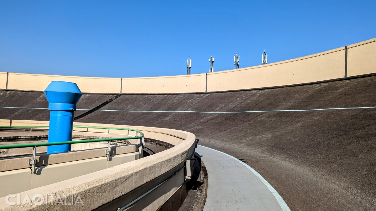 The banked curves at the two ends of the test track were designed for a speed of 90 km/h.