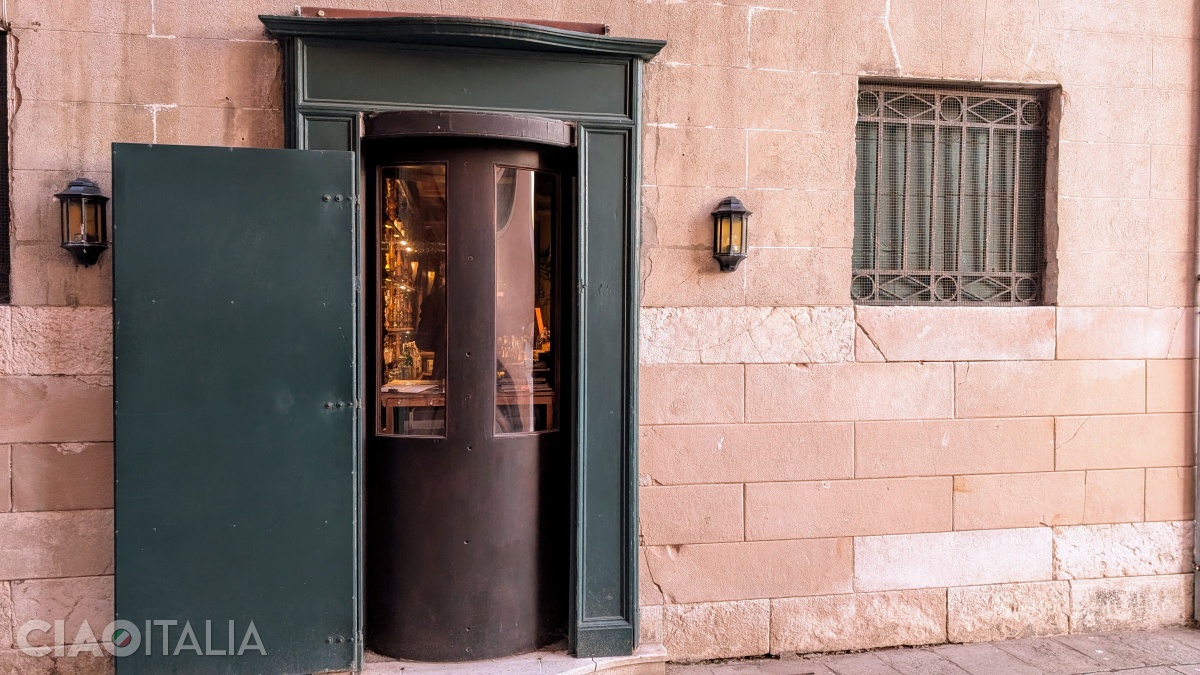 What remains of the "wheel of the innocents" can today be found in one of the side walls of the Hotel Metropole.