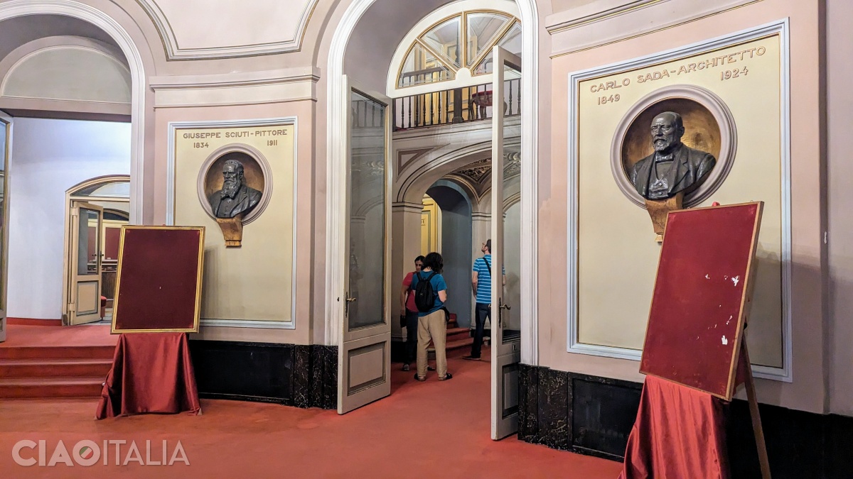 In the theatre's entrance hall are the busts of the painter and the architect.