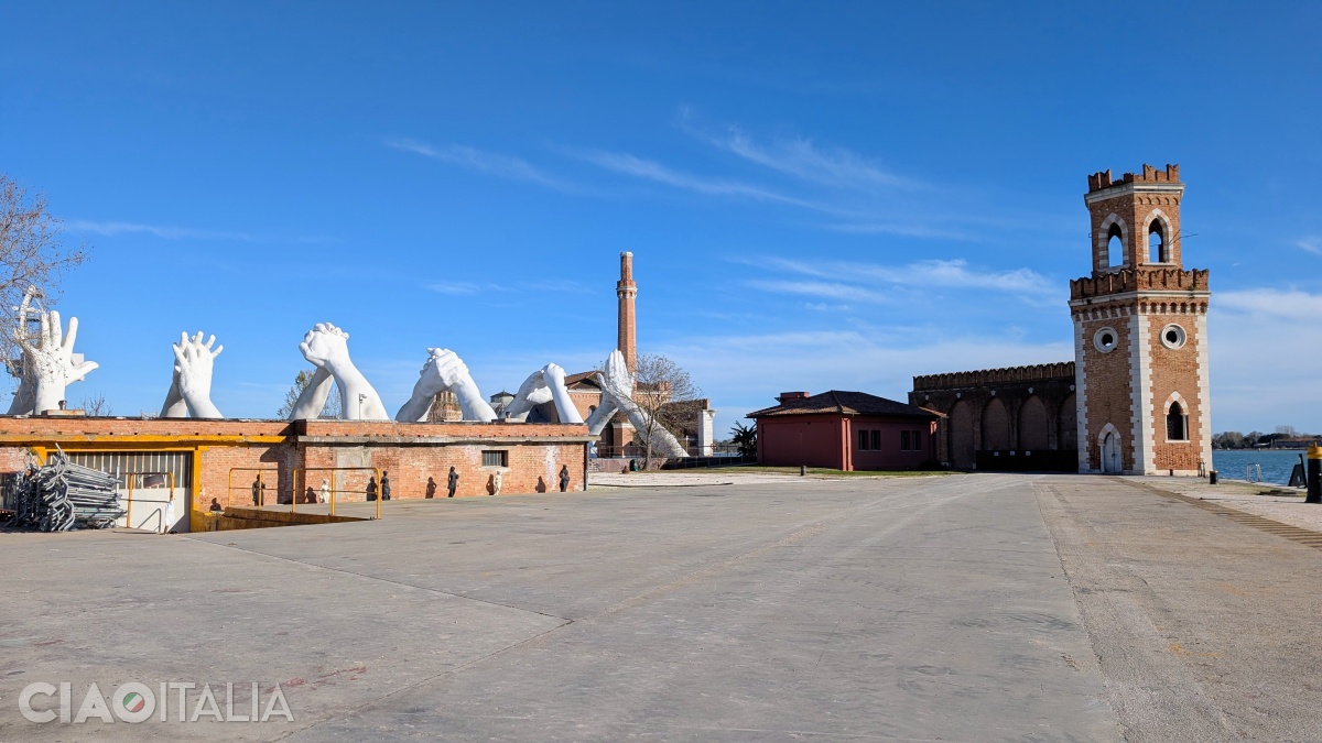 The sculpture "Building Bridges" is located near Porta Nuova in the Arsenale.