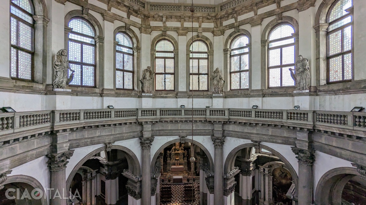 By paying a ticket, you can reach the level of the interior balustrade.