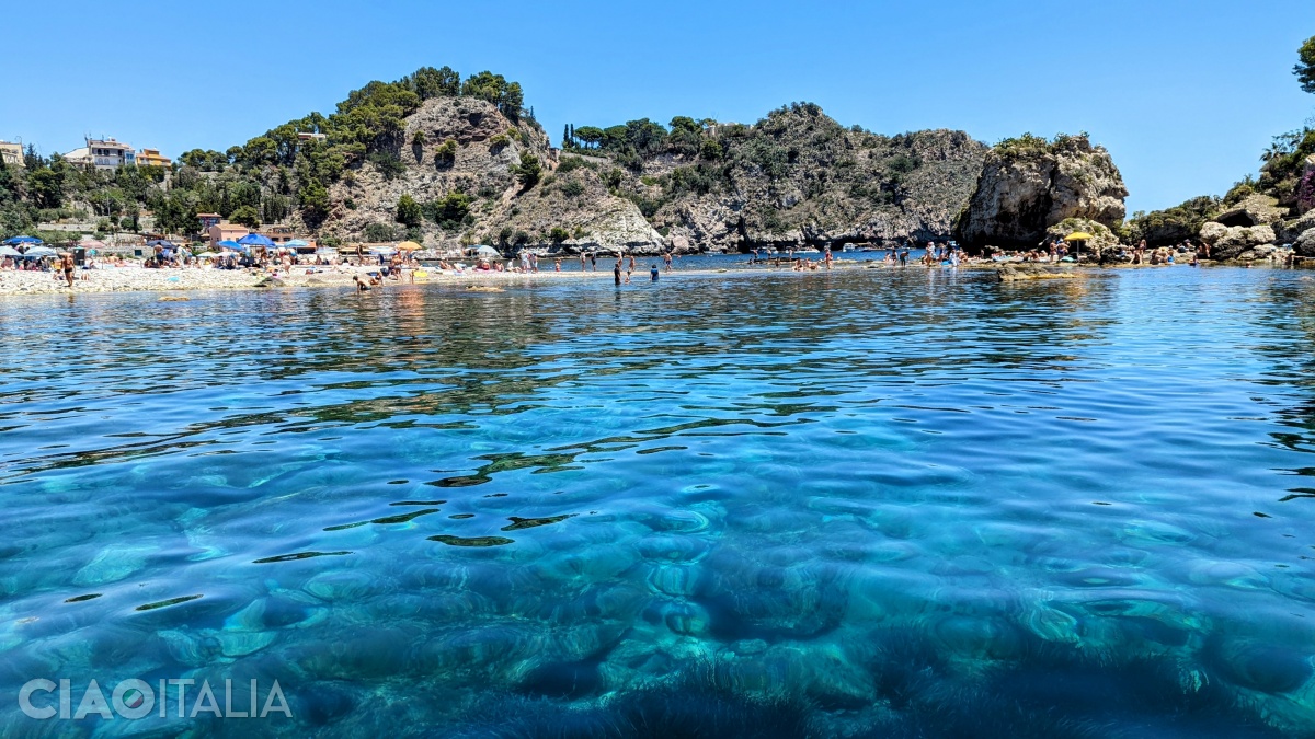 The beach and the isthmus that connects it to Isola Bella