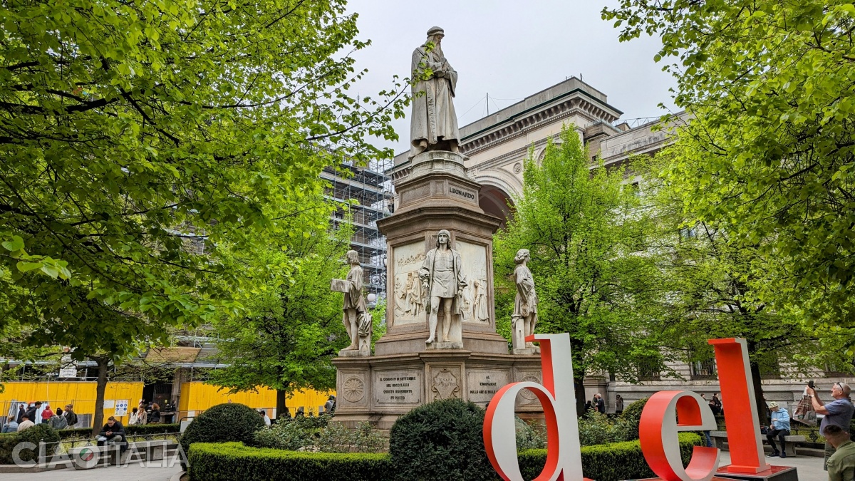 The statue of Leonardo da Vinci in Piazza della Scala.