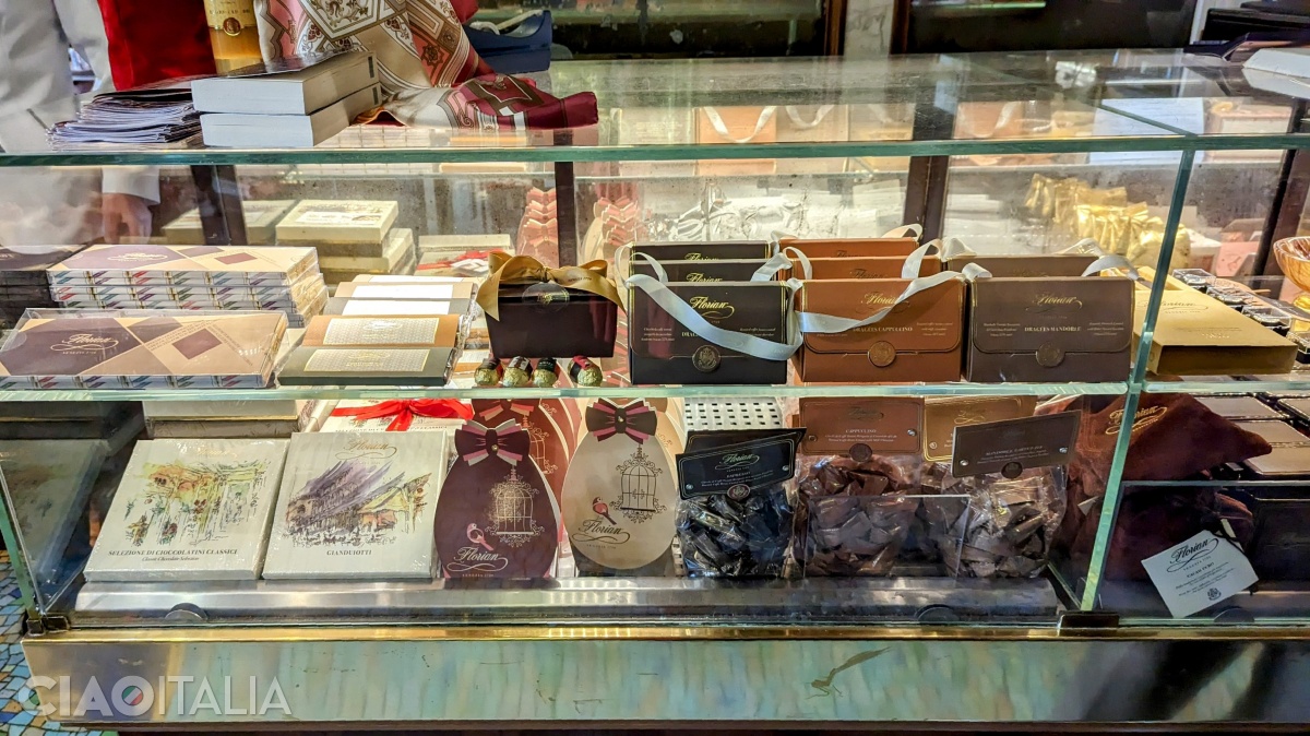 At Caffè Florian, you can also buy small sweet gifts.