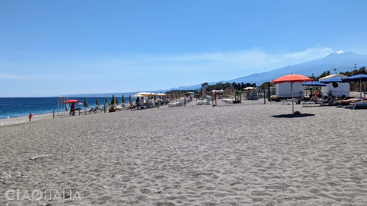 The beach in the Recanati district is very long and wide.