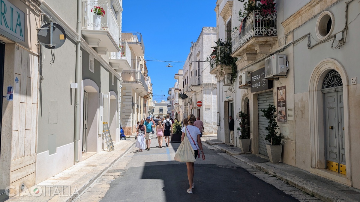 From the railway station, Viale delle Rimembranze continues as Via Neapolis and leads to Piazza Aldo Moro.