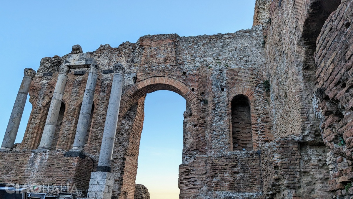 The four columns that can still be seen today were installed during the restoration in the 19th century.