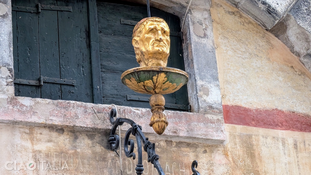 The "Golden Head" used to be the emblem of the pharmacy of the same name.