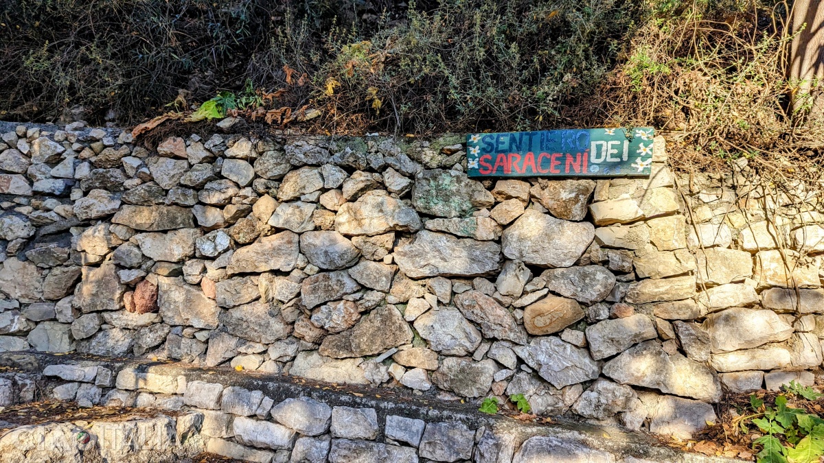 The beginning of the path is marked by a sign reading "Sentiero dei Saraceni".