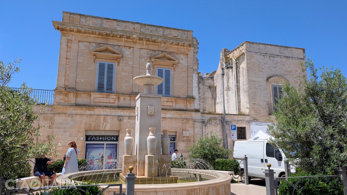 The palace of Count Gian Girolamo II Acquaviva is located in the square named after him.