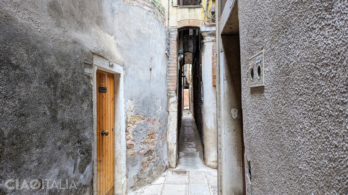 The narrowest part of Calle Varisco starts at the column on the right.
