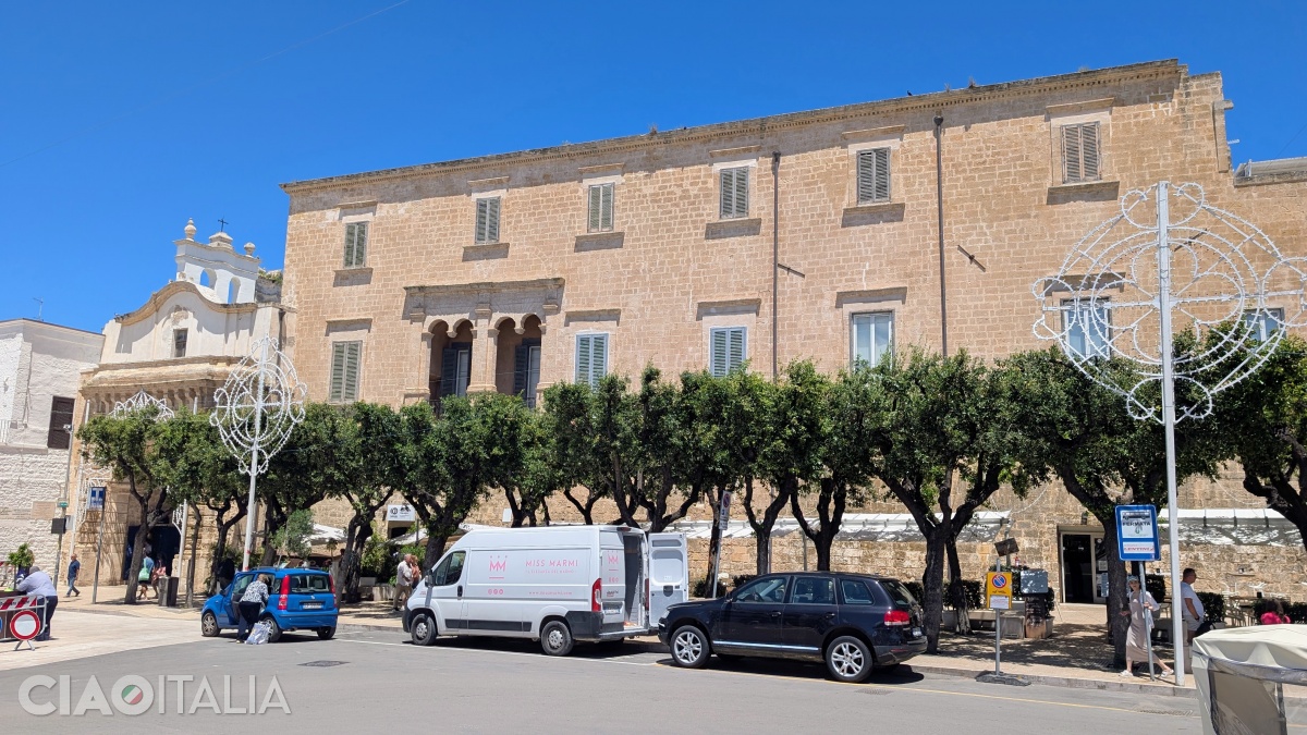 The side of the palace facing Piazza Garibaldi is built directly on the city's former defensive walls.