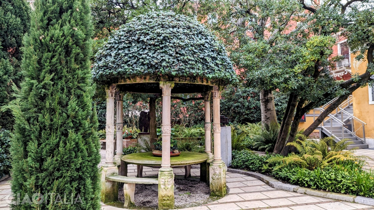 The museum garden is an oasis of greenery.
