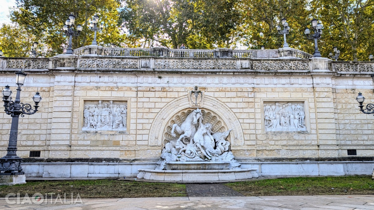 The bas-relief on the Scalinata del Pincio depicts a horse rescuing a nymph from the tentacles of an octopus.