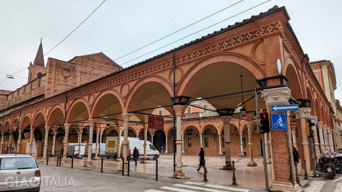 The portico of the Church of Santa Maria dei Servi has four sides.