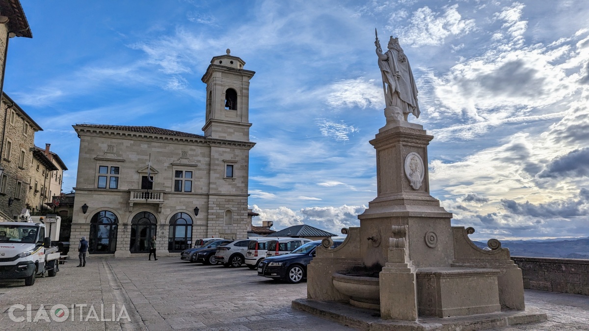 Parva Domus Comunis is located facing the Palazzo Pubblico.