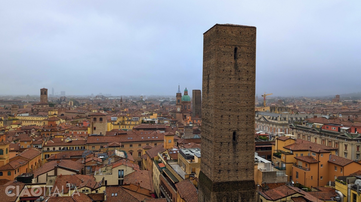 The Altabella Tower (Azzoguidi), seen from the Cathedral Tower.