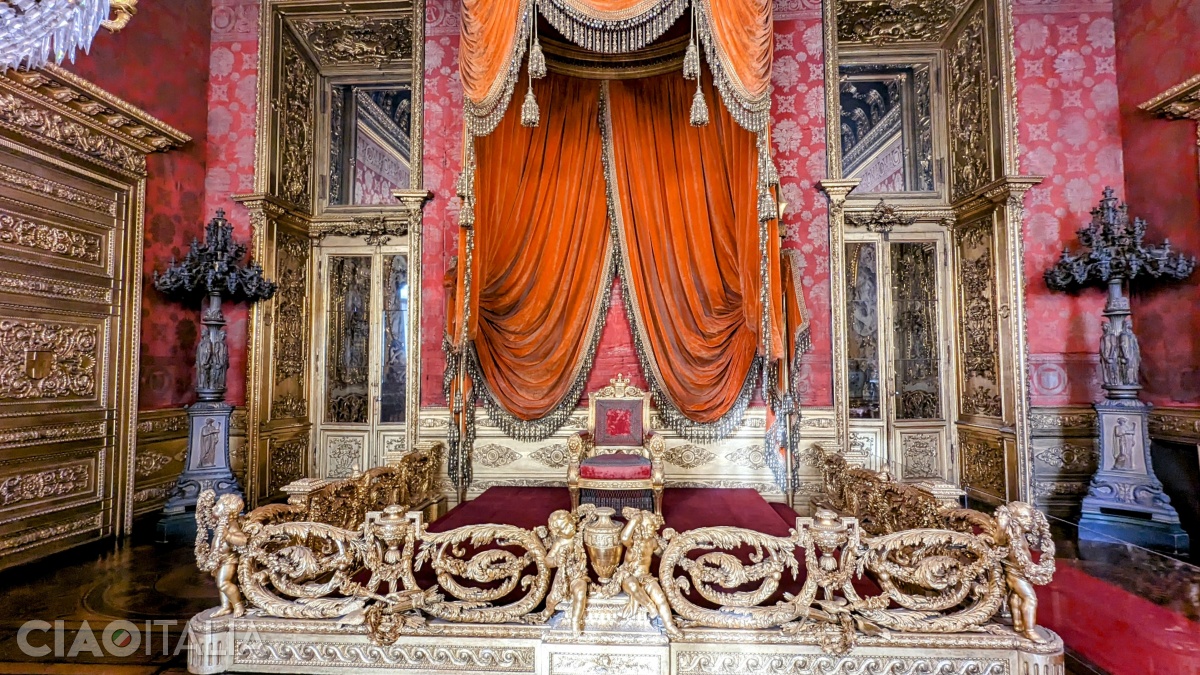 The Throne Room. The balustrade made of carved and gilded wood, decorated with acanthus leaves, vases, doves, and cherubs, was created in 1789.
