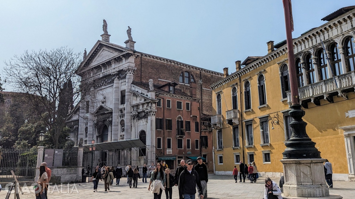 The San Vidal Church is located near the Academy Bridge.