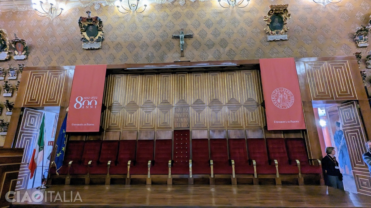 Above the central chair is written the motto of the University of Padua: "Universa Universis Patavina Libertas".