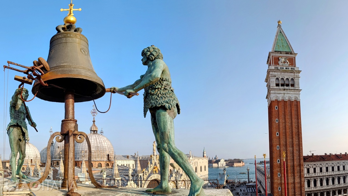 The two Moors strike the hours.