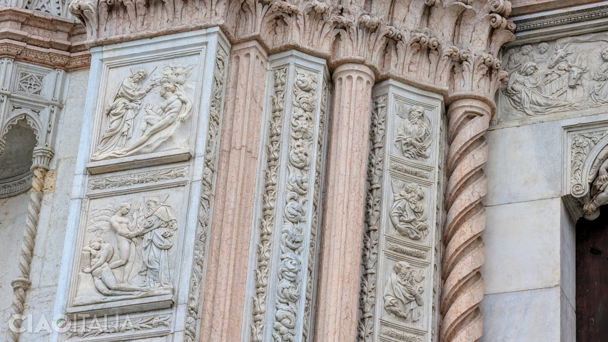 The bas-reliefs to the left of the entrance influenced Michelangelo in the creation of the Sistine Chapel.