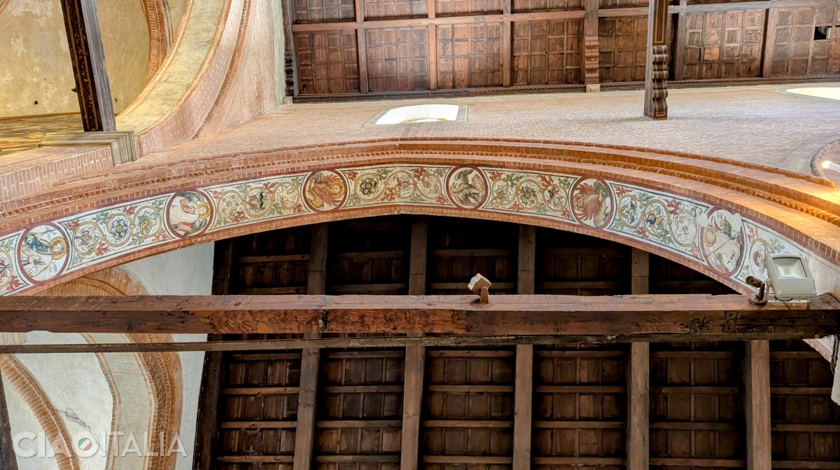 On the arches, the 15th-century fresco decorations are still preserved.