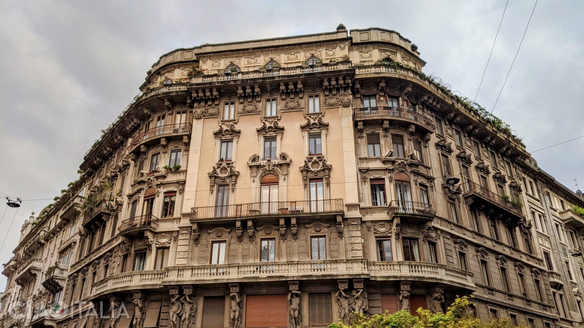 Piazza Eleonora Dusse is surrounded by elegant buildings.