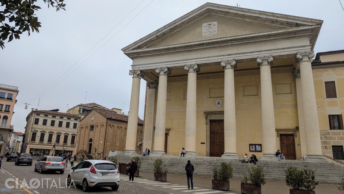 The façade of Treviso Cathedral is in the Neoclassical style.