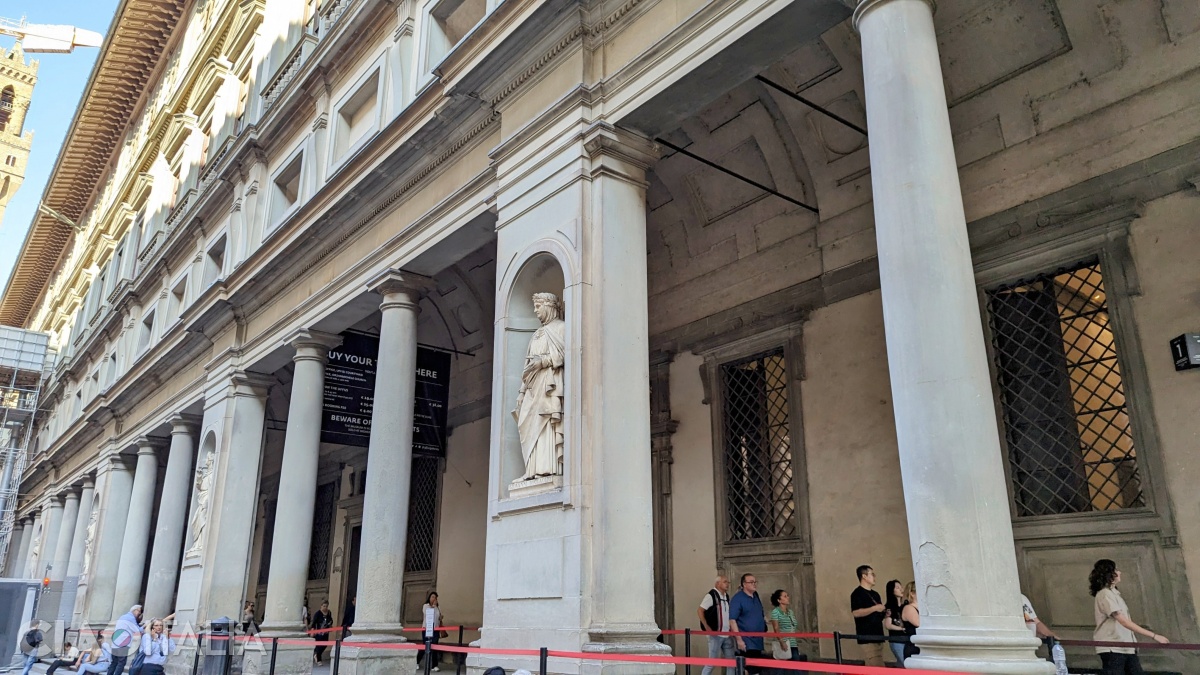 Towards the entrance of the Uffizi Gallery