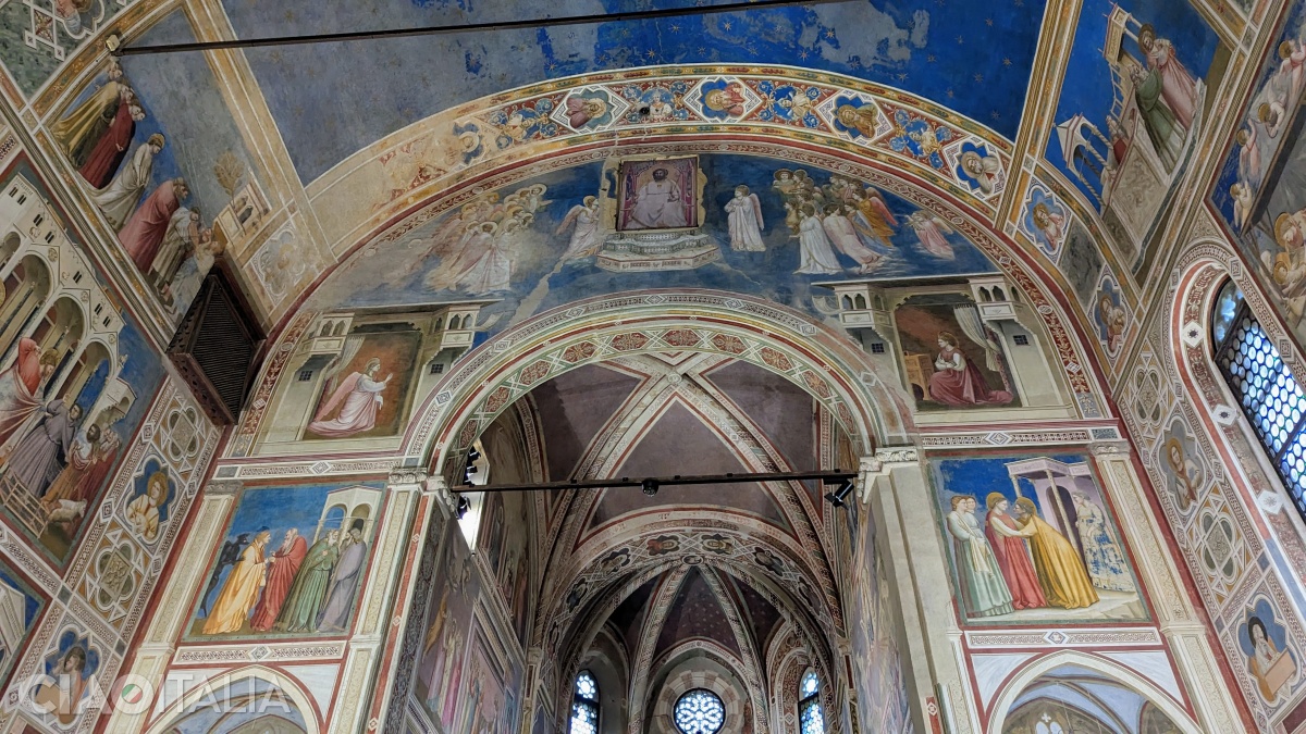 At the top of the arch is depicted God the Father, sending the Archangel Gabriel to give Mary the news of Jesus' birth. Below, on either side of the arch, is the "Annunciation".