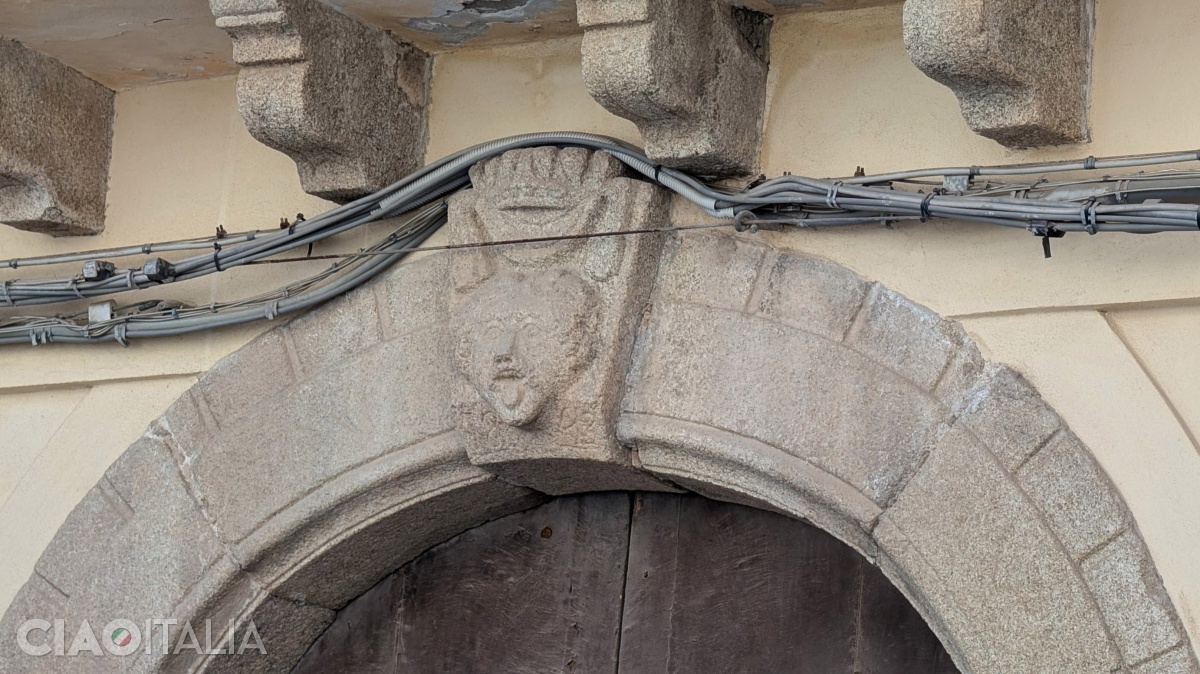 One of the most famous apotropaic masks can be found right on the palace across from the Church of Gesù.