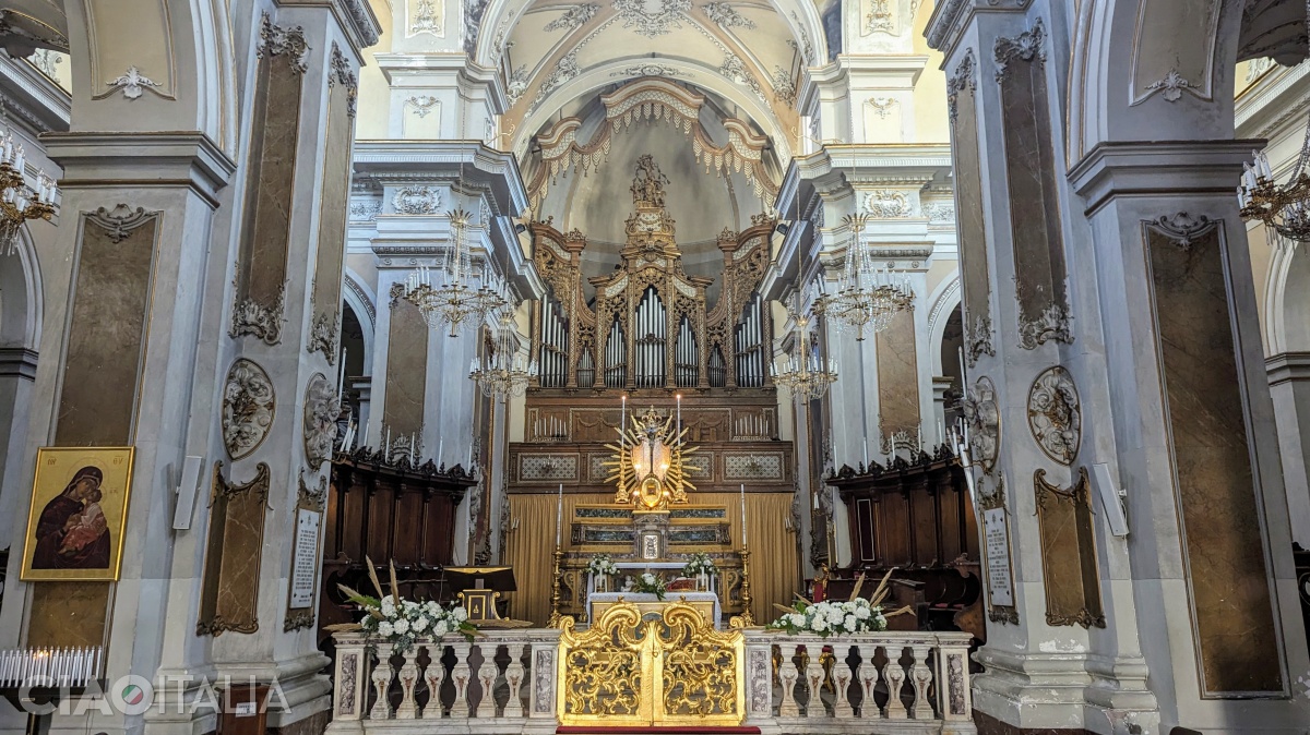 The vaults were painted by Giuseppe Sciuti.