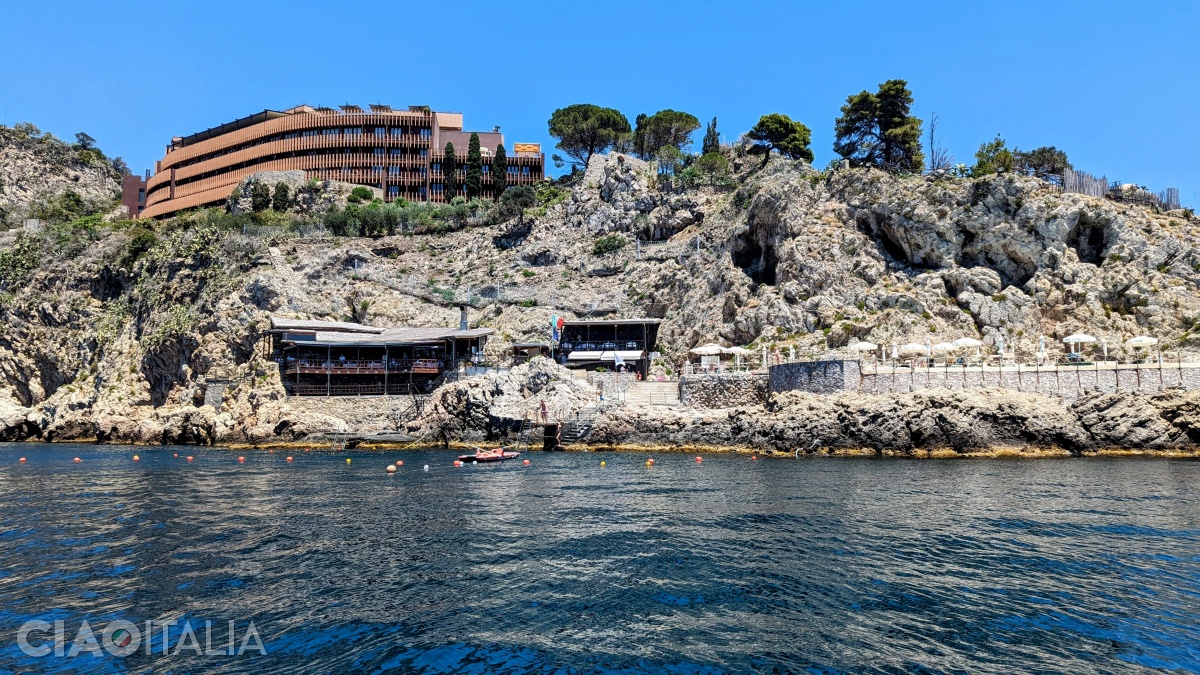 UNAHOTELS Capo Taormina is located right on the promontory.